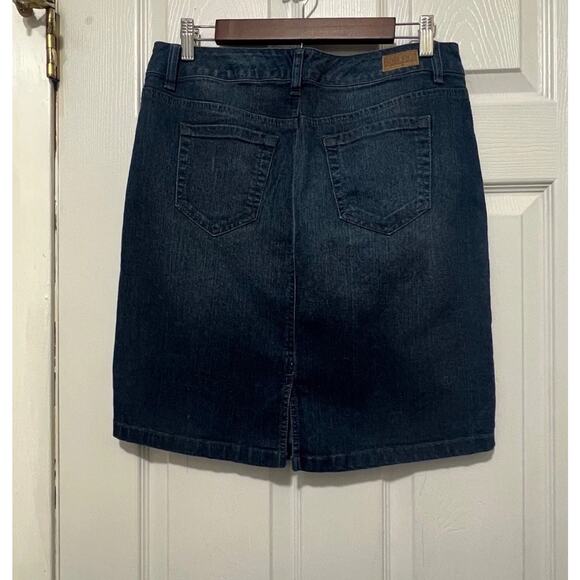 BANDOLINO Women's Distressed Dark Wash Reg Fit Knee Length Jean Skirt size 6 - Picture 2 of 8
